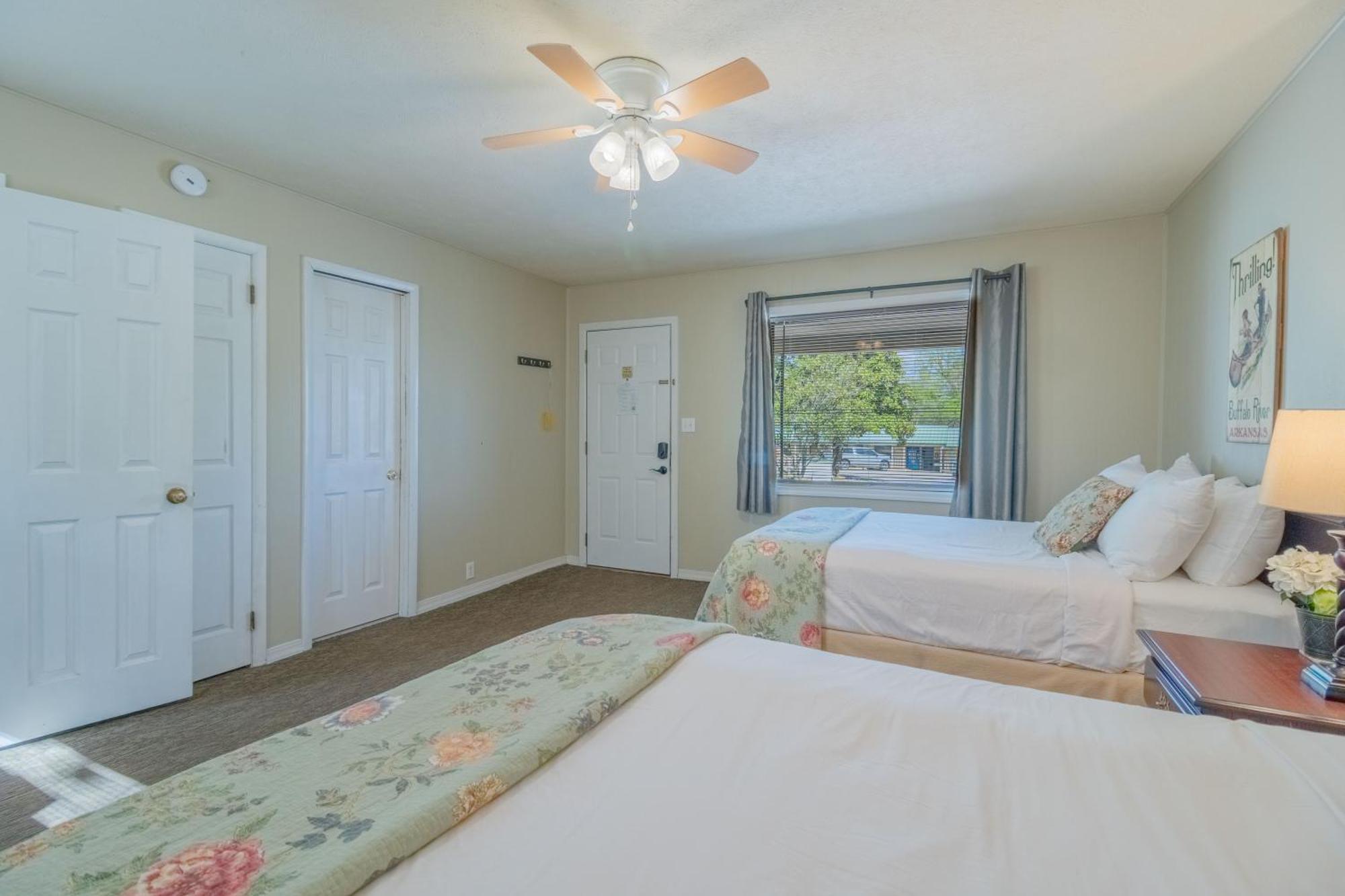 Carlton Marion Inn Yellville Room photo